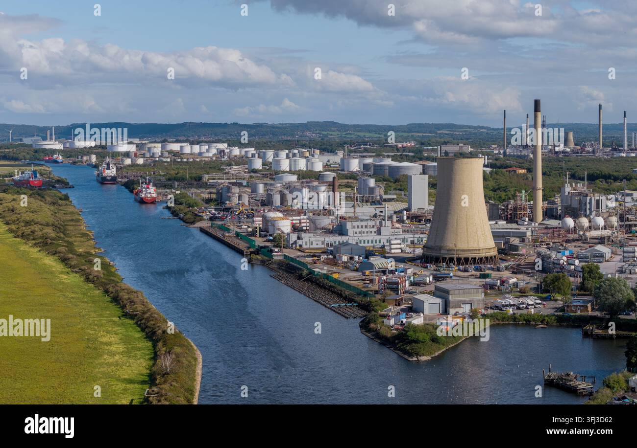 Navi cisterna per petrolio e prodotti chimici ai terminali della raffineria di Stanlow sul Manchester Ship Canal, Ellesmere Port, Cheshire. Foto Stock