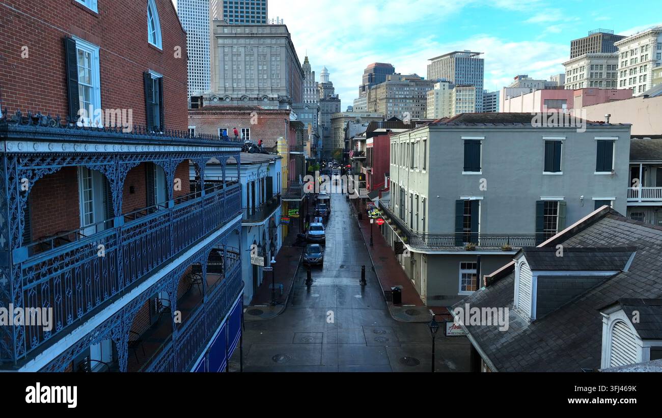 Rivelazione aerea ascendente di Bourbon Street nel centro del French Quarter di New Orleans, Louisiana. Foto Stock