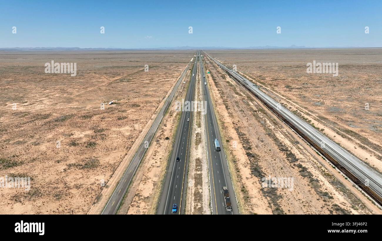 Paesaggio desertico con autostrada. Ripresa aerea discendente sopra il separatore dell'autostrada. Nullità senza fine, Contea di Hidalgo, Nuovo Messico. Foto Stock
