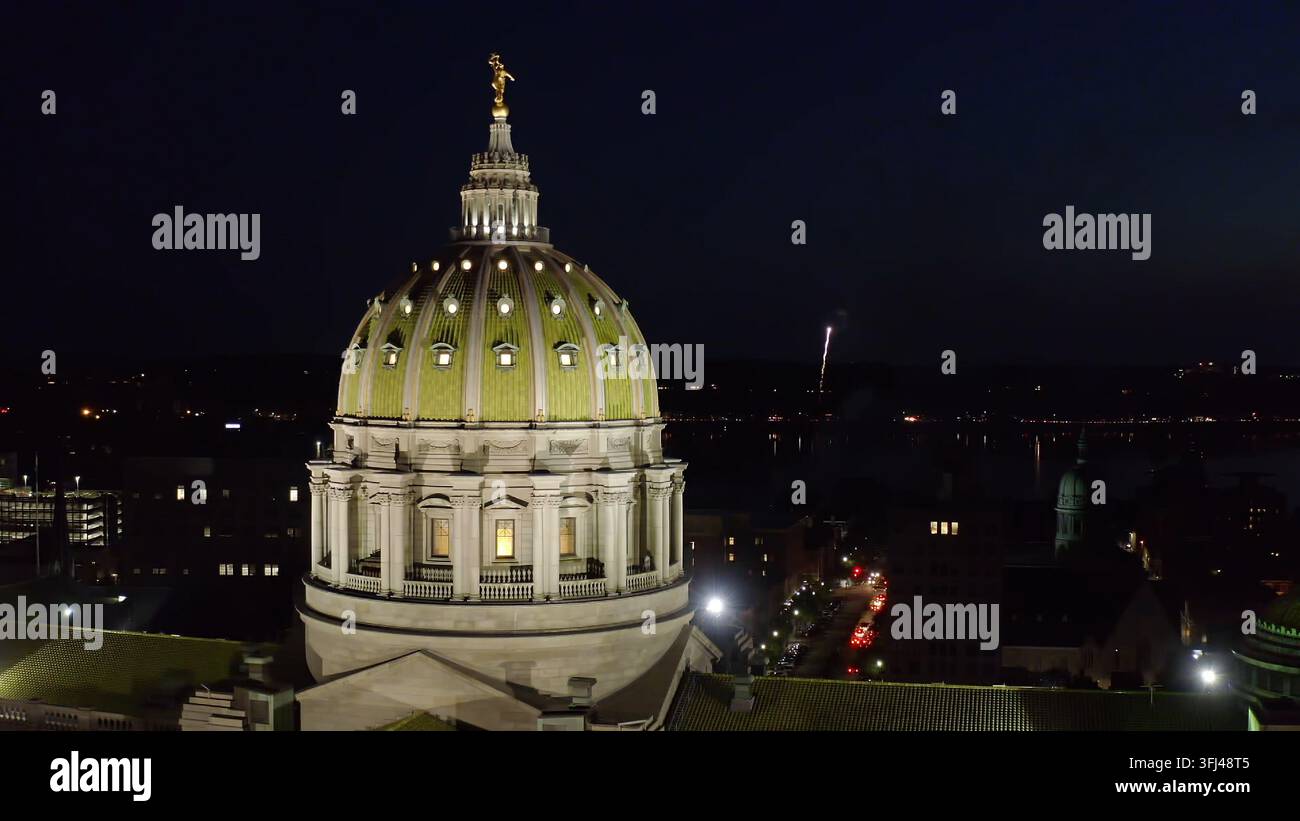 Cupola del campidoglio dello stato di Harrisburg in Pennsylvania. Fuochi d'artificio del 4 luglio esplodono. Celebrazione del Giorno dell'Indipendenza di notte. Foto Stock