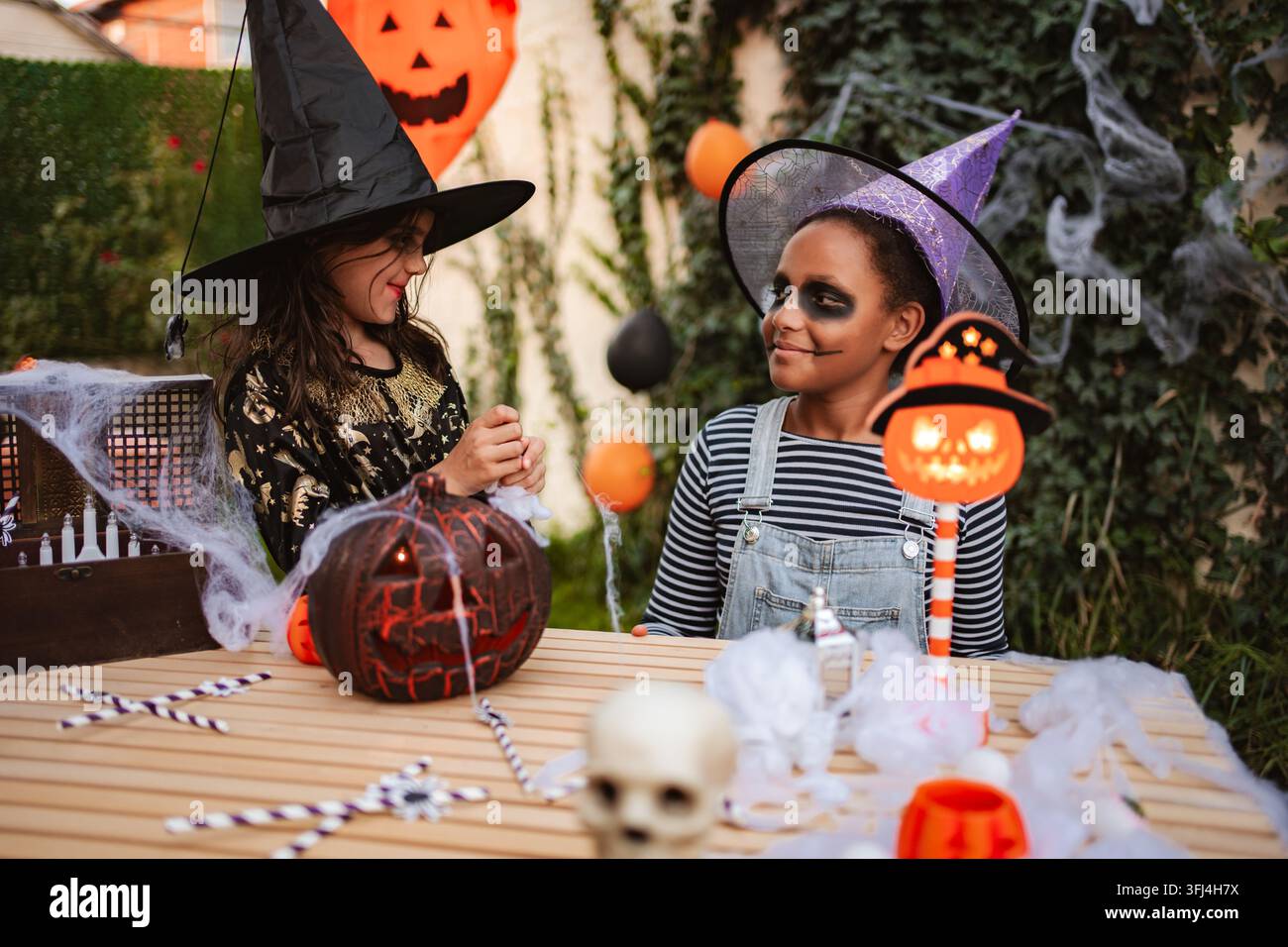 Due ragazze in costumi da strega Foto Stock