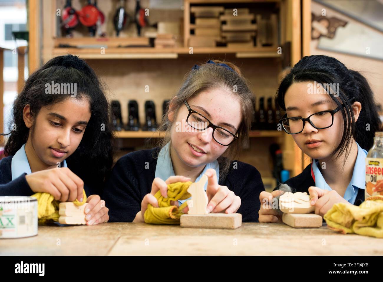 Una classe di design e tecnologia della 10a annoStudentesse della Wolverhampton Girls High School. Foto Stock