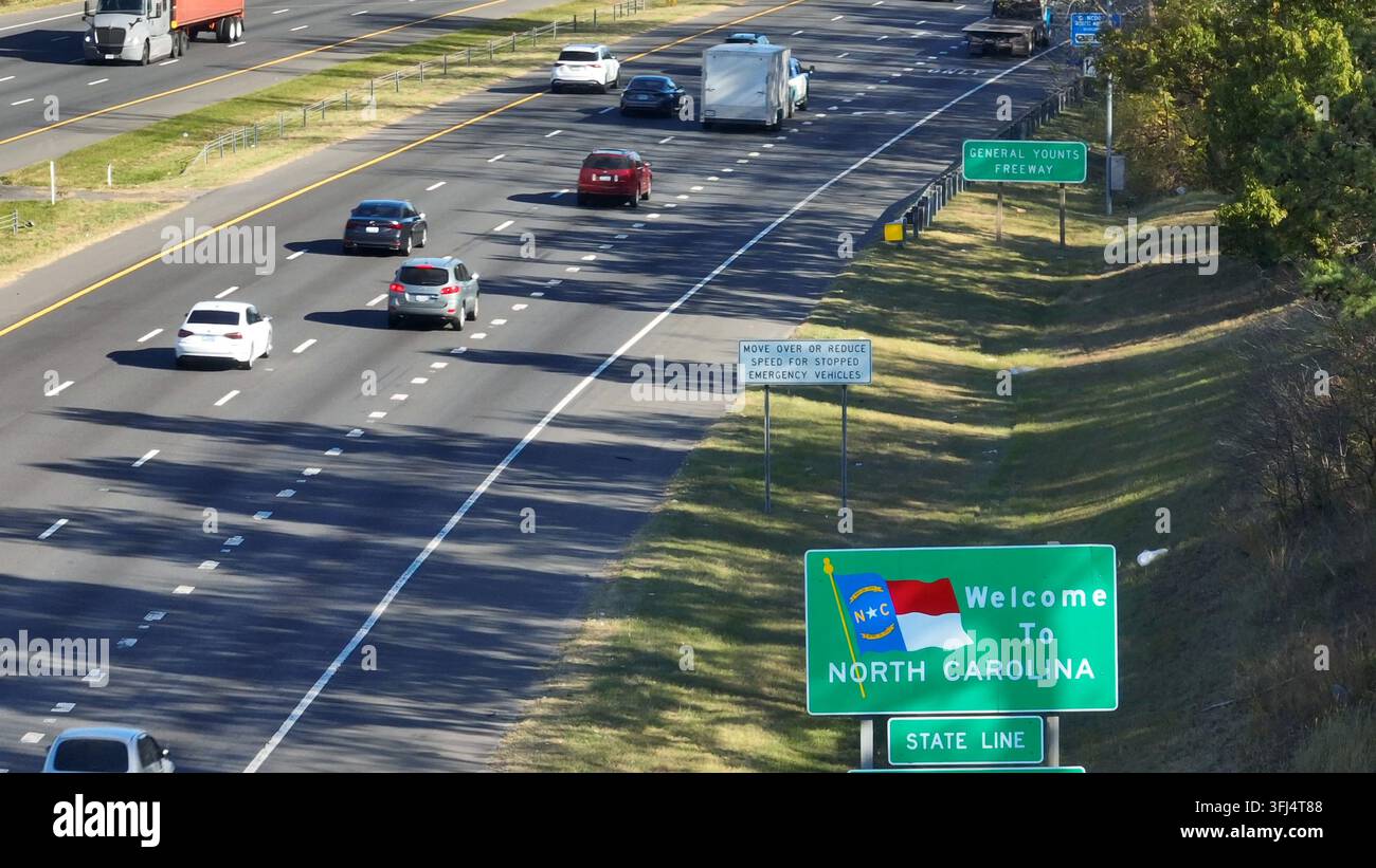Benvenuti al confine dello stato della Carolina del Nord. Veduta aerea di un cartello di benvenuto lungo l'autostrada nella contea di Mecklenburg, NC, Charlotte. Foto Stock