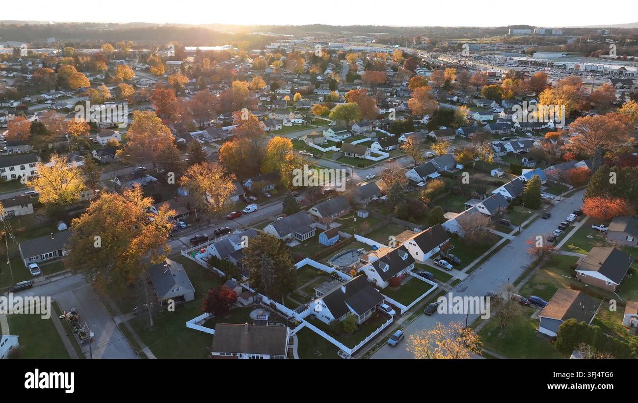 Inquadratura di stabilimento di una piccola città negli Stati Uniti. Foglia autunnale colorata nel quartiere. Orbita aerea sopra case e abitazioni negli Stati Uniti d'America Foto Stock