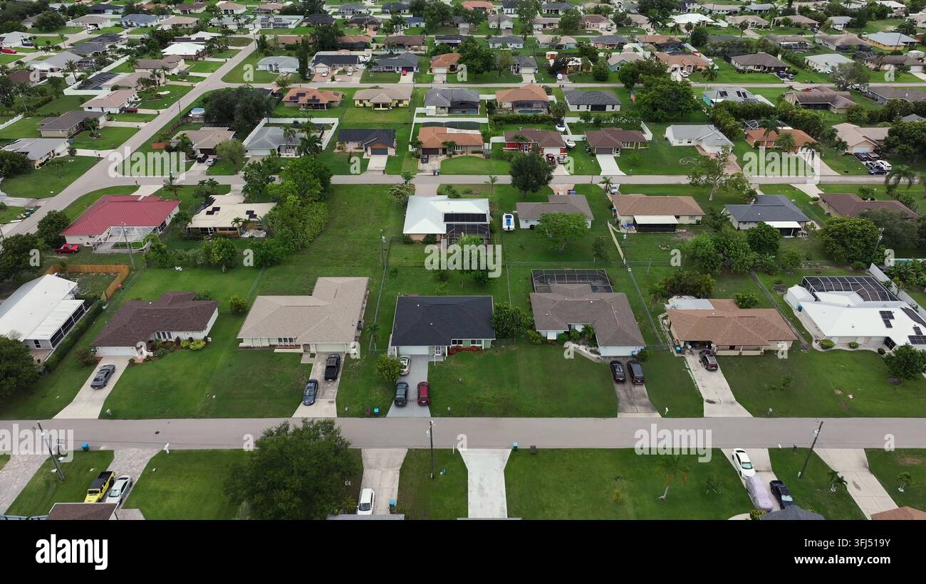 Grandi case immobiliari con proprietà in Florida. Quartiere americano esclusivo con strade diritte. Volo aereo a vista d'uccello, Cape Coral. Foto Stock