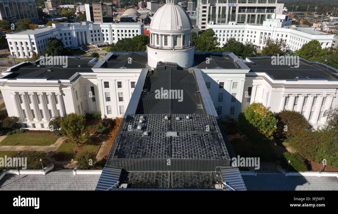 Capitolo dello stato e edifici governativi dell'Alabama. Corte Suprema dello Stato a Montgomery, Alabama. Ripresa aerea in ascesa. Foto Stock