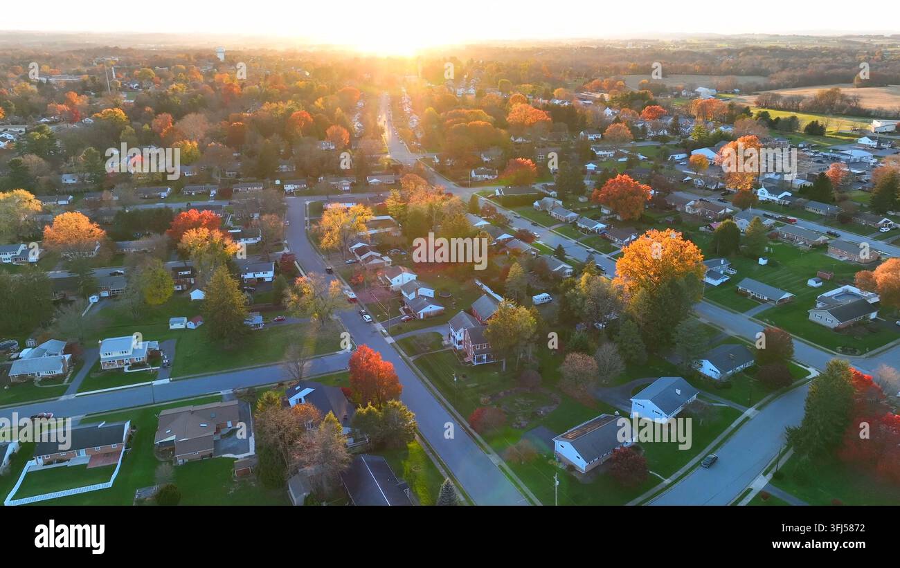 Piccola città negli Stati Uniti. Foglia autunnale colorata nel quartiere. Ripresa aerea elevata di case e abitazioni negli Stati Uniti d'America durante Foto Stock