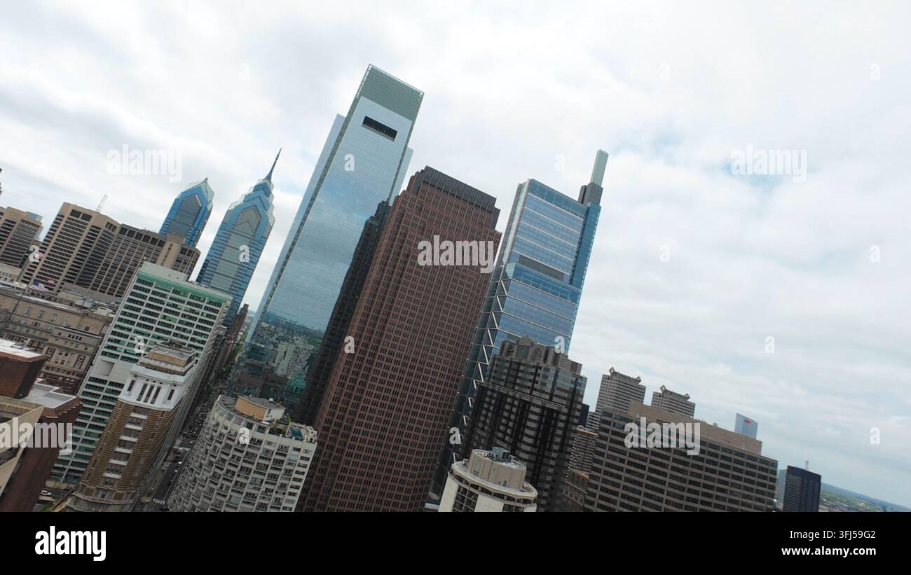 Ripresa con drone FPV intorno al centro di Philadelphia, Pennsylvania, con vista sui grattacieli di Logan Square. Foto Stock