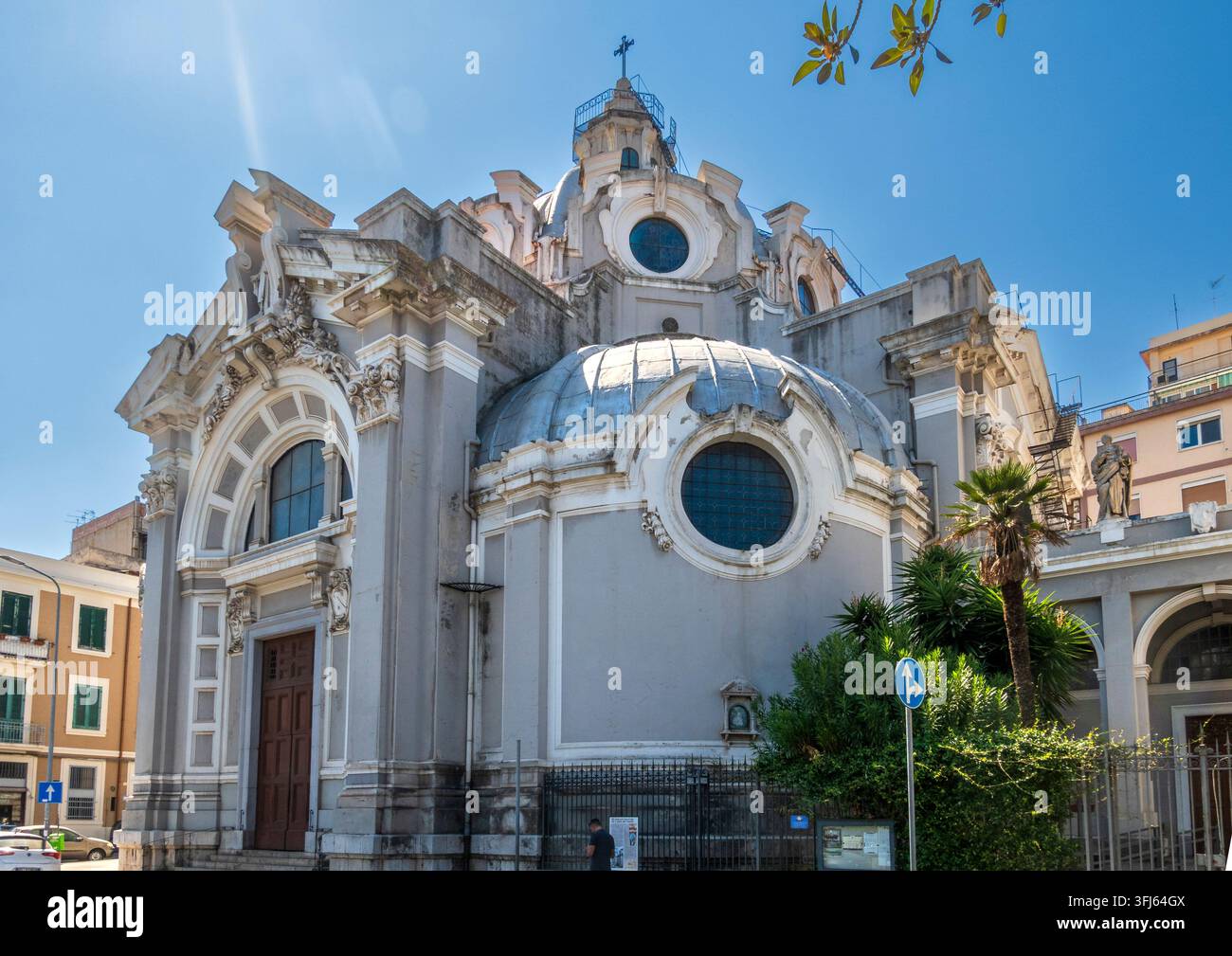 Messina, ME - IT - 8 set 2026: Esterno della Chiesa del Carmine, che mostra la sua facciata ornata, l'ingresso ad arco, le finestre circolari, le sezioni a cupola, dec Foto Stock