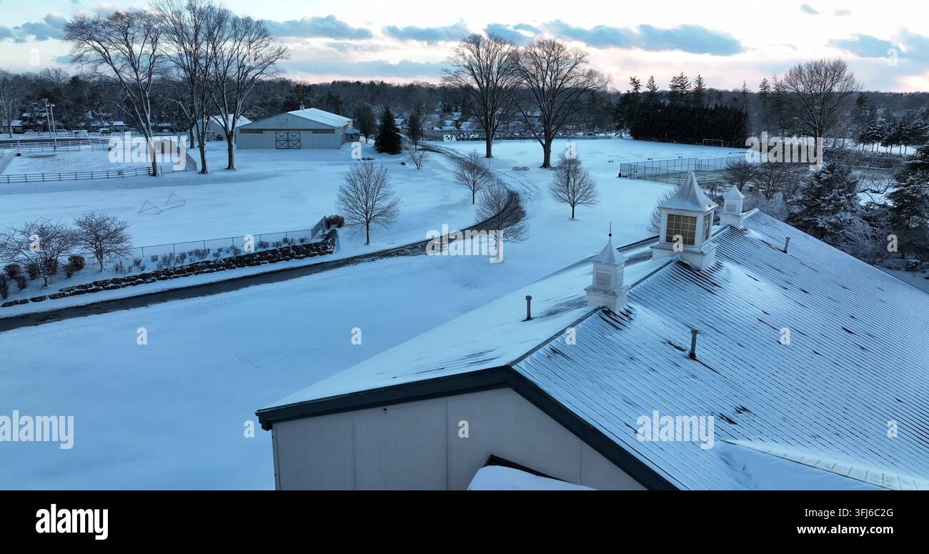 Edificio di stalla ricoperto di neve invernale. Ricovero per animali e recinto per pascolo di cavalli, Lititz, Pennsylvania. Foto Stock