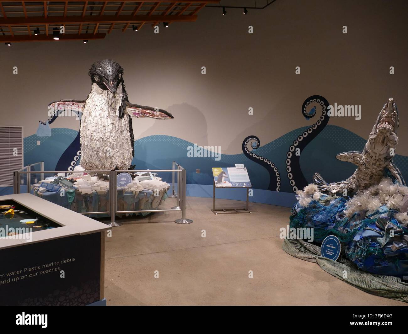 NEWPORT, OREGON - 3 SET 2025 - Grandi sculture di animali marini realizzate con rifiuti di plastica trovati sulle spiagge esposti all'interno dell'Oregon Coast Aquar Foto Stock