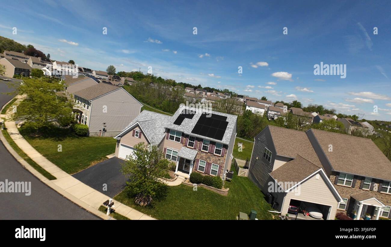 Quartiere suburbano con case dotate di pannelli solari. Ripresa aerea con drone FPV di soluzioni energetiche sostenibili moderne, Penn Township, Pennsylvania. Foto Stock