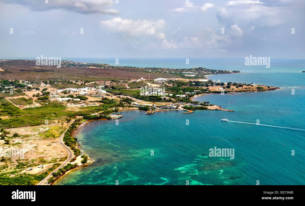 Prospettiva aerea delle acque turchesi e della costa tropicale di Shell Beach vicino a Osbourn sull'isola di Antigua nei Caraibi. Foto Stock