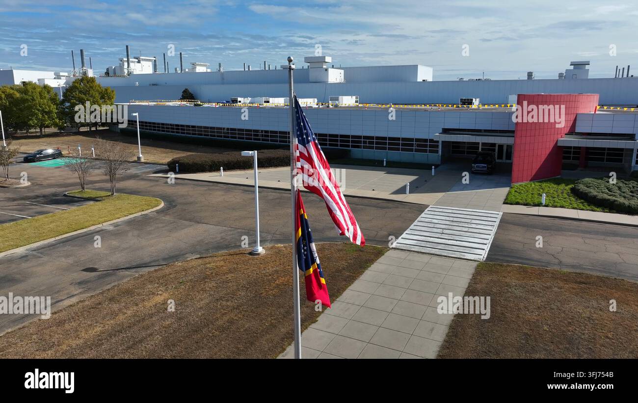 Bandiere degli Stati Uniti e del Mississippi in un grande stabilimento industriale a Canton MS. Tema della produzione americana. Prodotti realizzati in America, Contea di Madison. Foto Stock