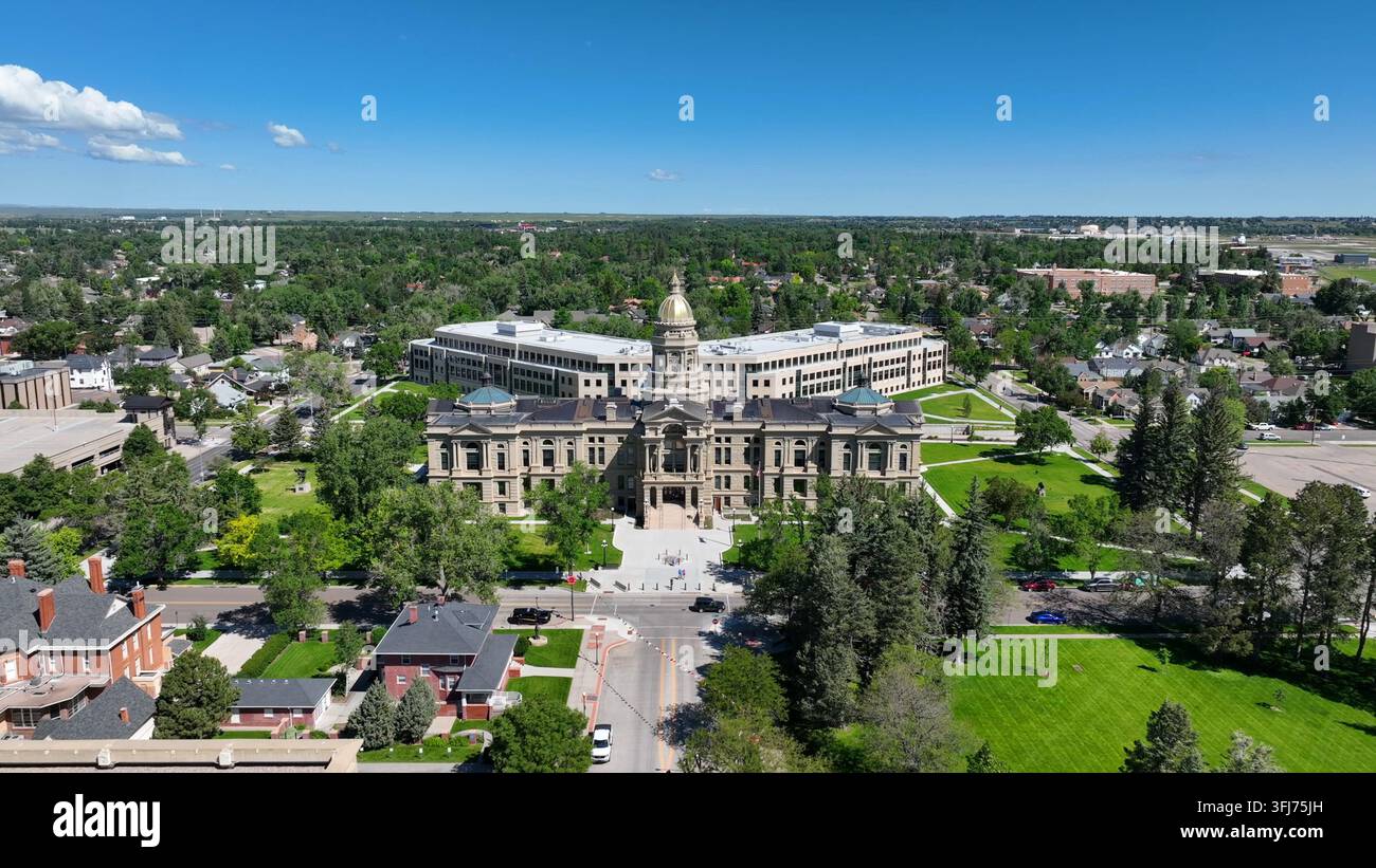 Cheyenne, Wyoming è la sede del palazzo del capitolo dello stato. Ripresa aerea con dolly inverso in estate nel WY. Foto Stock