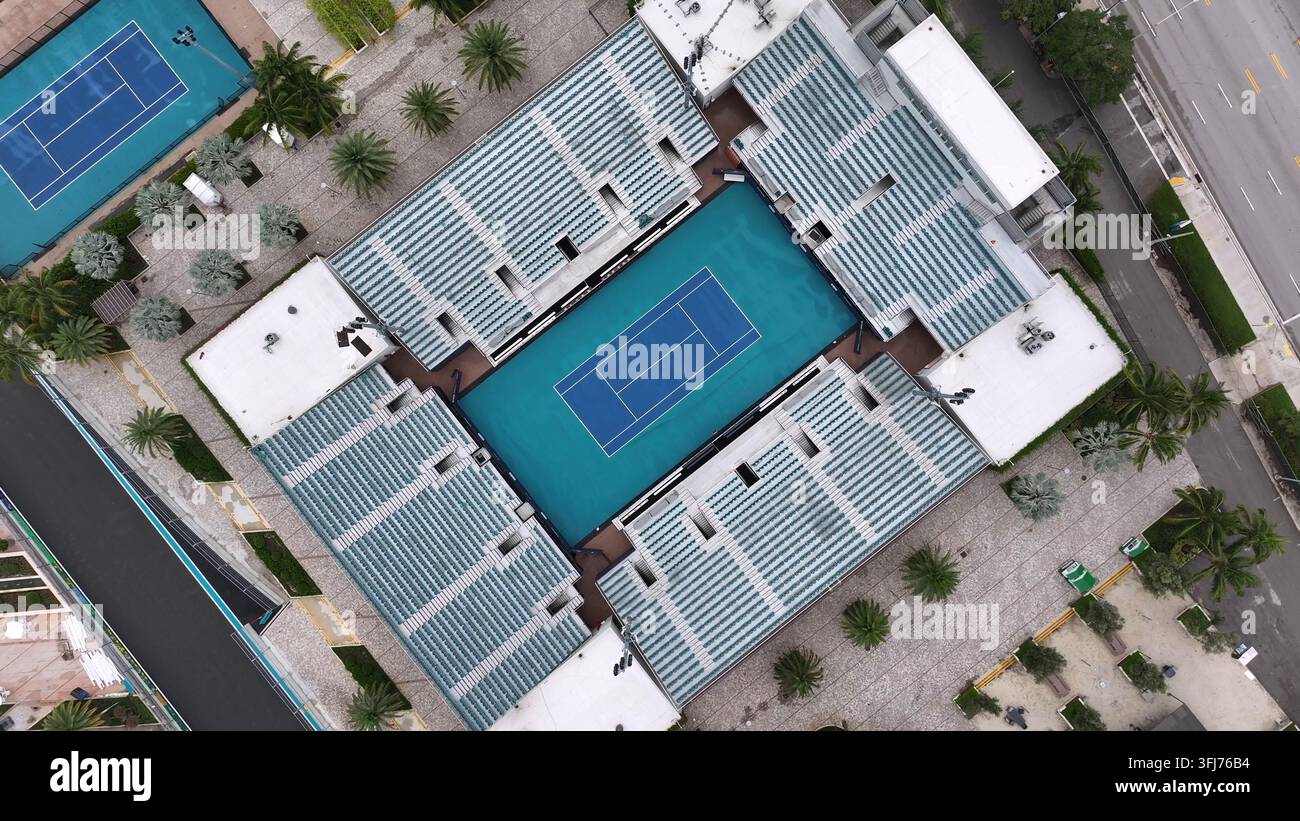 Stadio di tennis del Miami Open. Ripresa aerea dall’alto con orbita delle tribune vuote e della superficie dura blu. Complesso dello Hard Rock Stadium, Florida. Foto Stock