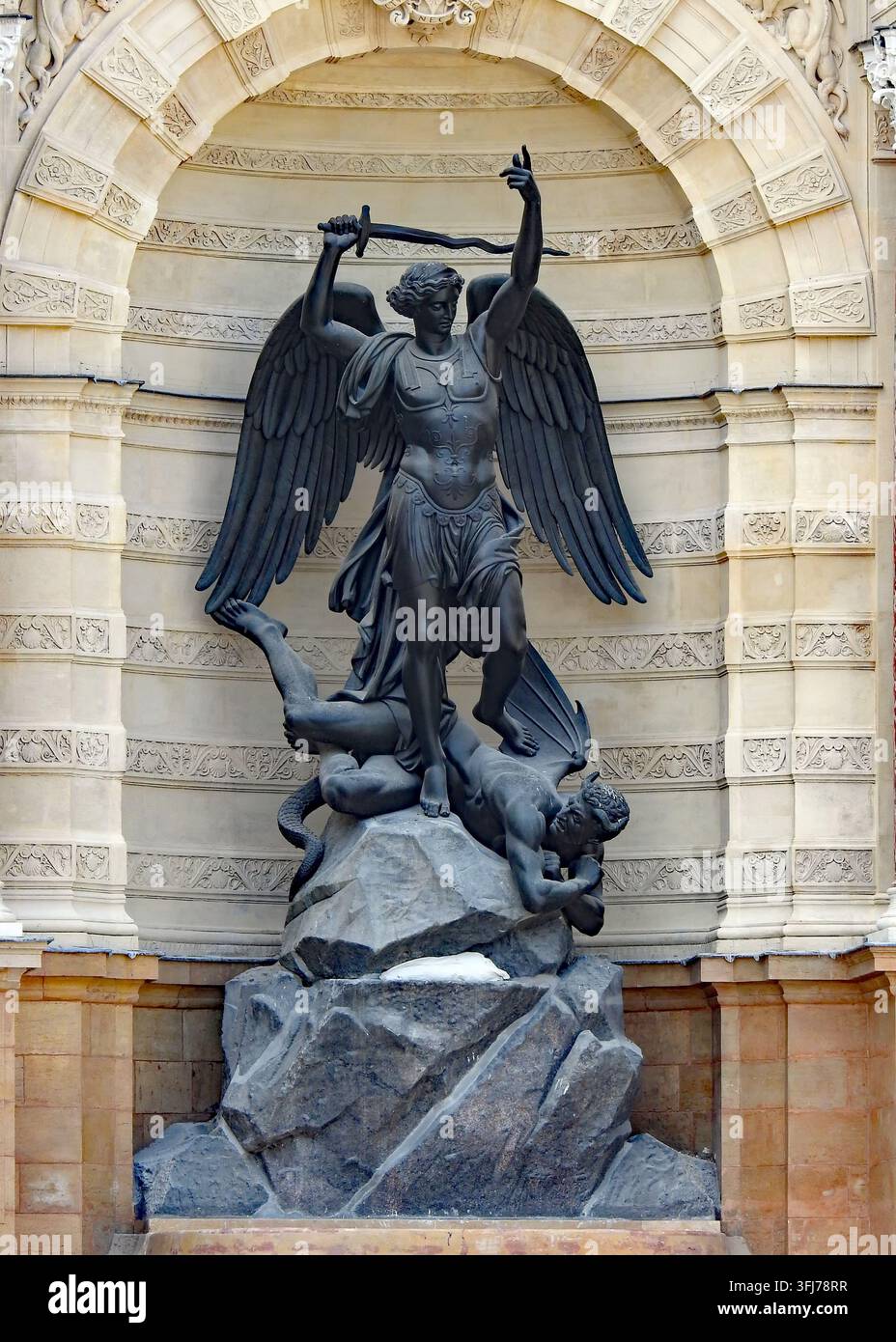 PARIGI, FRANCIA-23 AGOSTO 2026: Fontana di San Michele in Place Saint Michel, Parigi, con l'arcangelo di bronzo San Michele che sconfigge il diavolo, compl Foto Stock