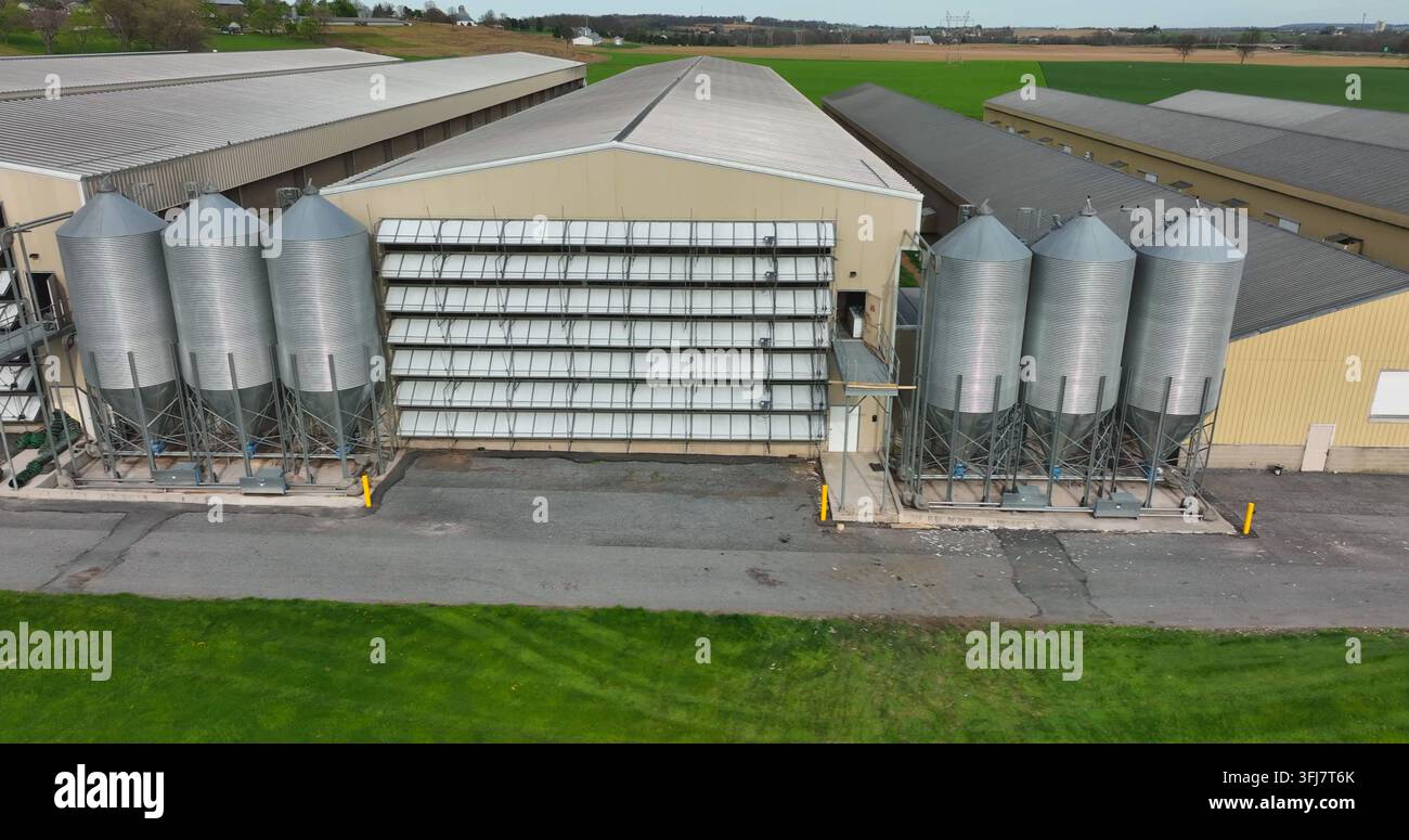 Stalla per polli con galline ovaiole e polli da carne. L'allevamento industriale negli Stati Uniti affronta l'influenza aviaria. Ripresa aerea di stabilizzazione, East Donegal Township, Pennsylvania. Foto Stock