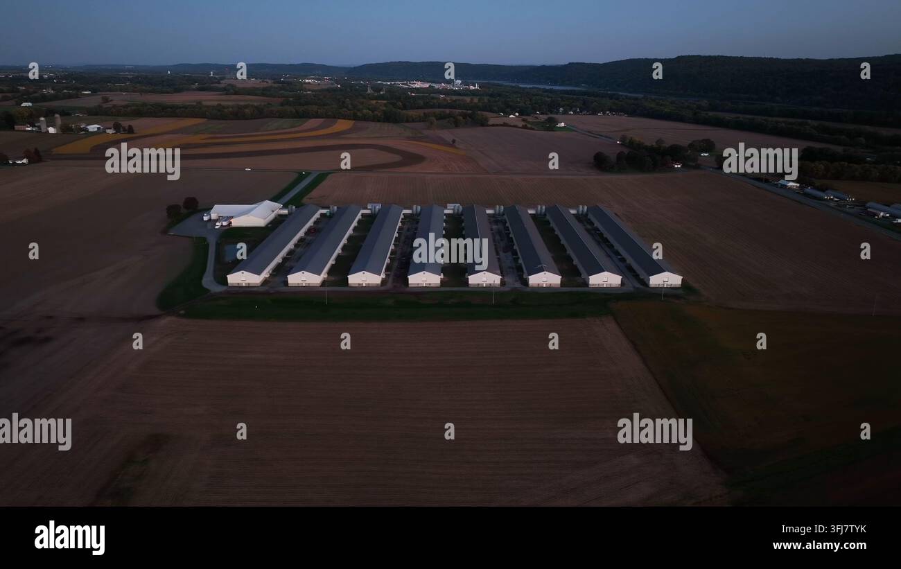 Azienda di allevamento di galline ovaiole nel rural USA. Stalle di polli di notte in America. Tema di fattoria industriale, Elizabethtown, Pennsylvania. Foto Stock