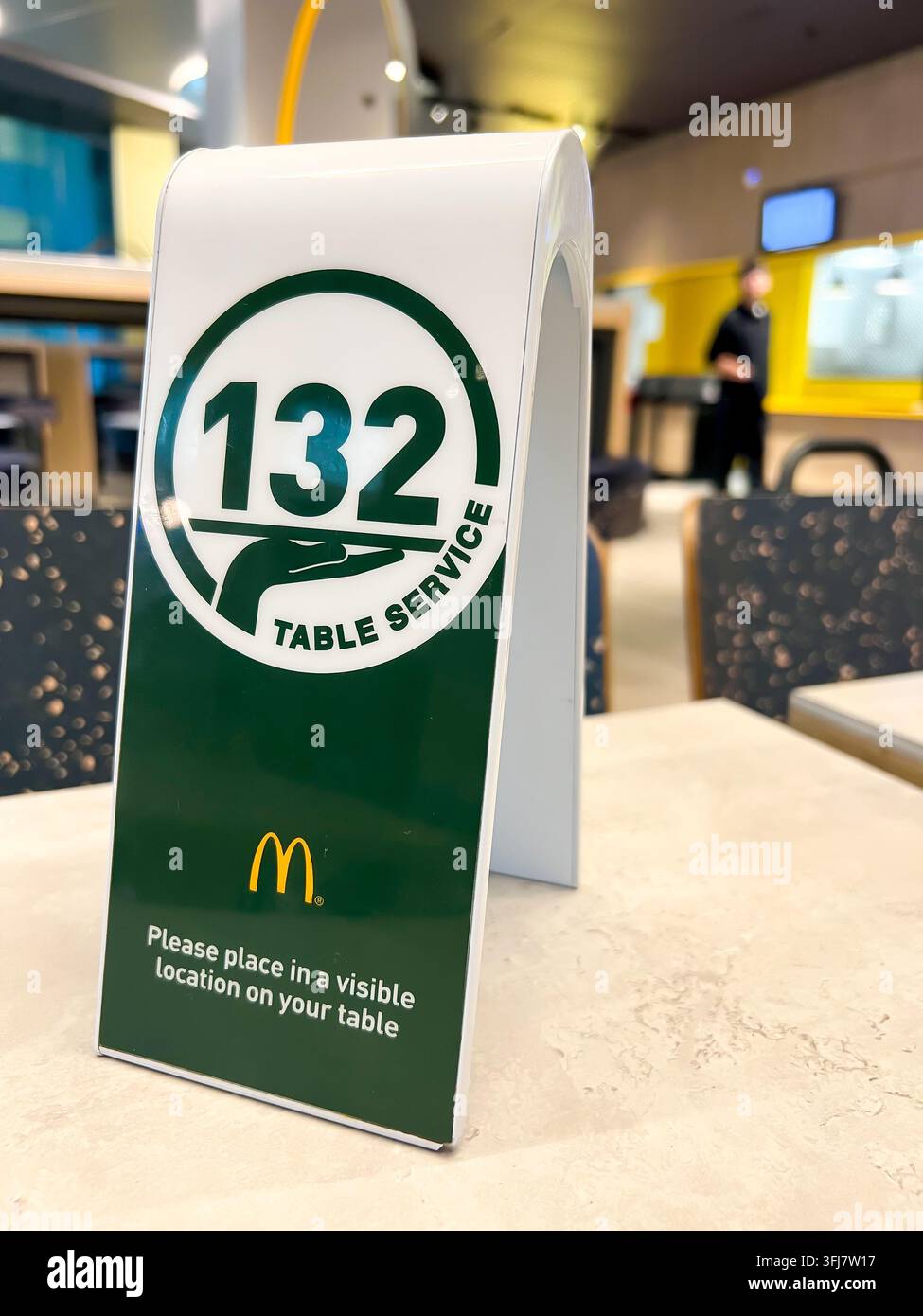 Un marcatore di servizio tavolo numerato per permettere a un membro del personale di un ristorante fast food McDonalds di sapere dove portare il vostro cibo. - Immagine stock catturata con smartphone