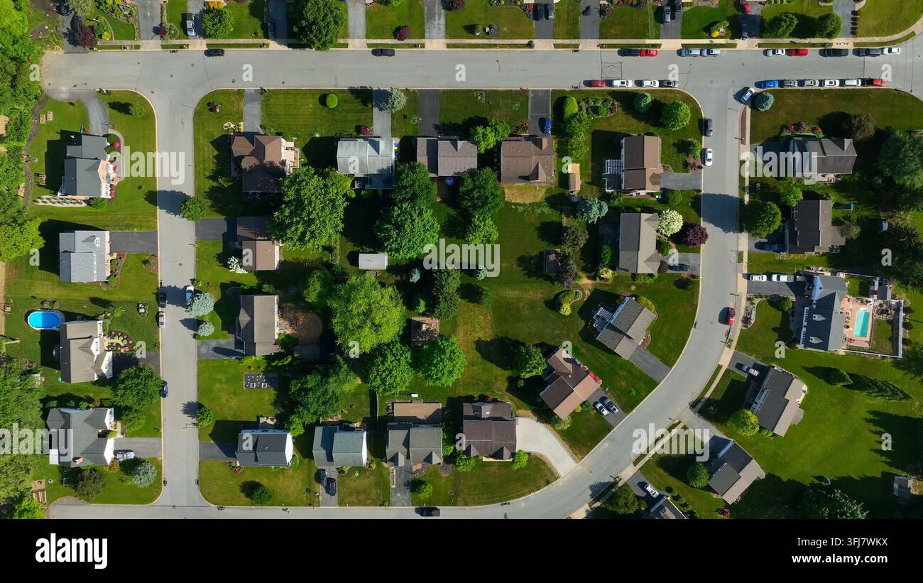 Case di quartiere ben pianificate in una comunità residenziale, vista aerea dall'alto. USA, Strasburg, Pennsylvania. Foto Stock