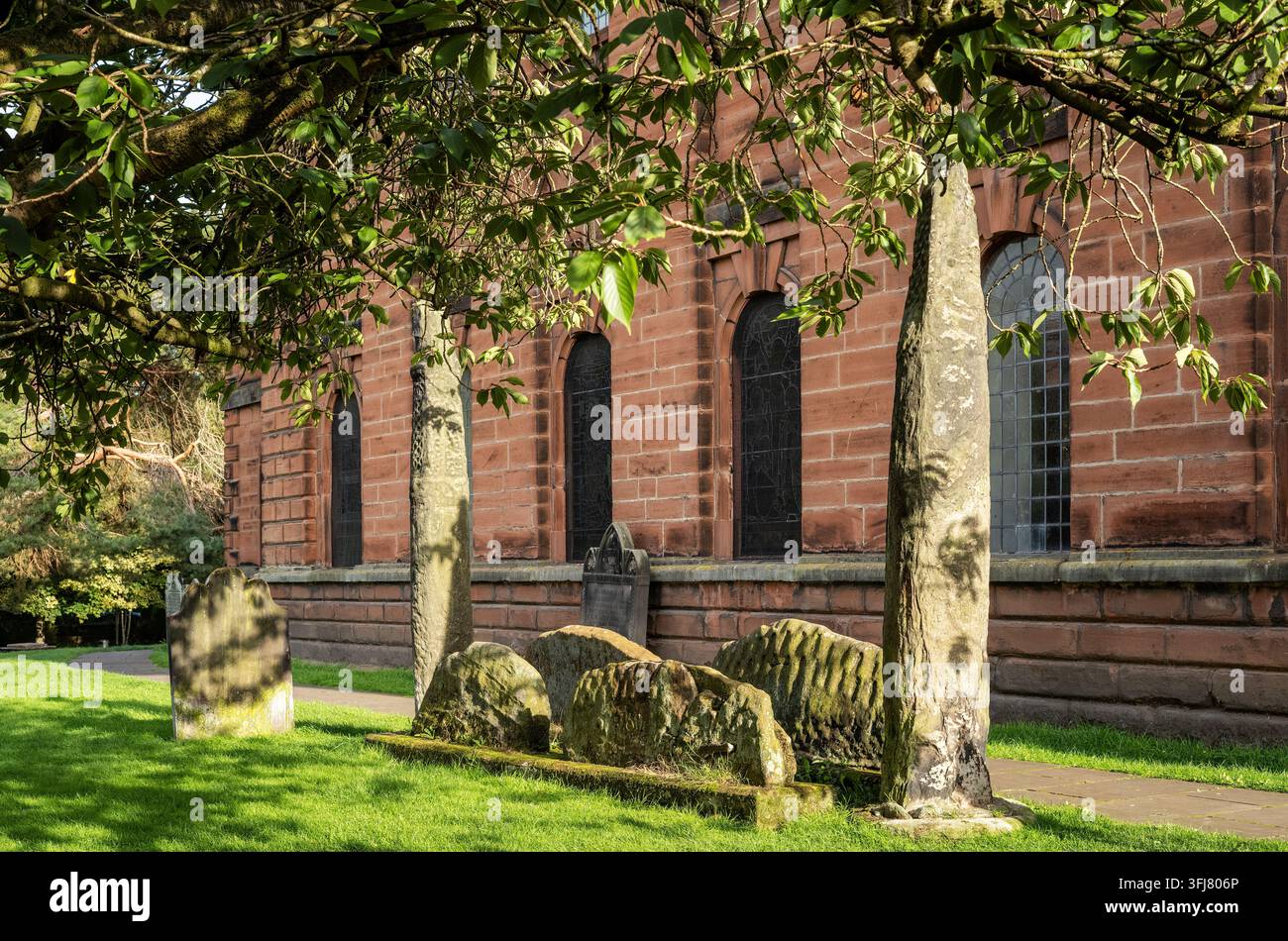 Due shafts di croci norrene e quattro pietre hogback, conosciute come 'La Tomba dei Giganti' nella chiesa di St Andrew a Penrith, Westmorland & Furness, Cumbria, Regno Unito Foto Stock