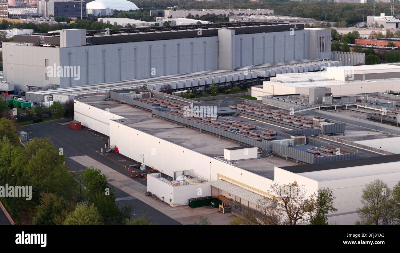Vista aerea di un grande campus di data center ad Ashburn, Virginia, con edifici industriali estesi, infrastrutture di raffreddamento sui tetti e strutture per server Foto Stock