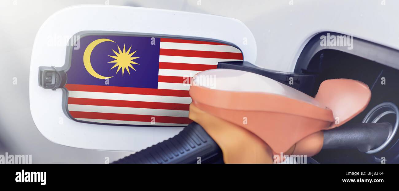 La bandiera della Malesia sul coperchio del serbatoio di benzina di un'auto in una stazione di servizio in primo piano. Prezzi alti o bassi della benzina nelle stazioni di servizio malesi. Prezzo della benzina Foto Stock