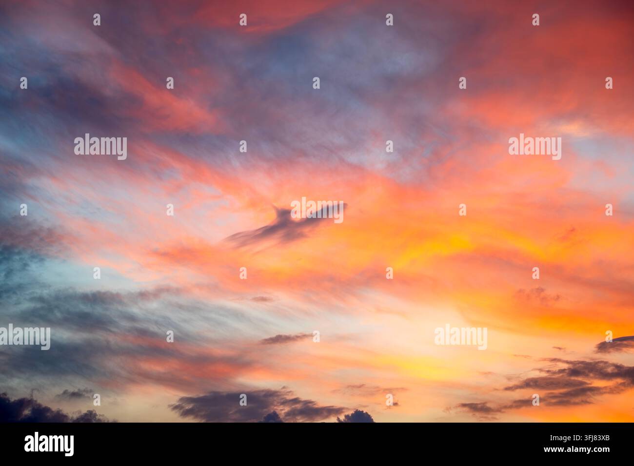 Luce e ombre drammatiche sulle nuvole del tramonto Foto Stock