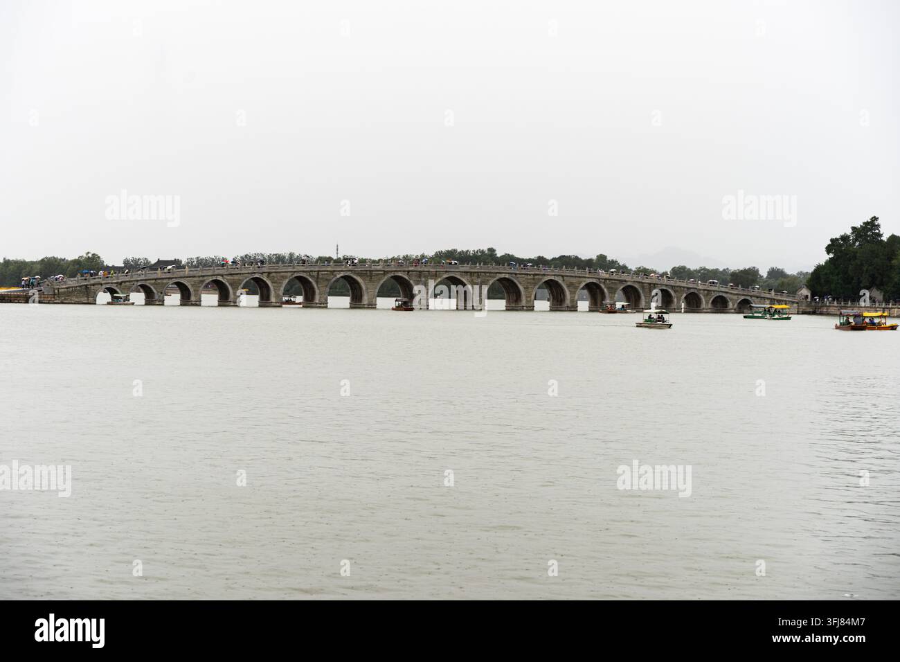 Vista panoramica del Ponte con Diciassette Archi sul Lago Kunming nel Palazzo d'Estate, Pechino Foto Stock