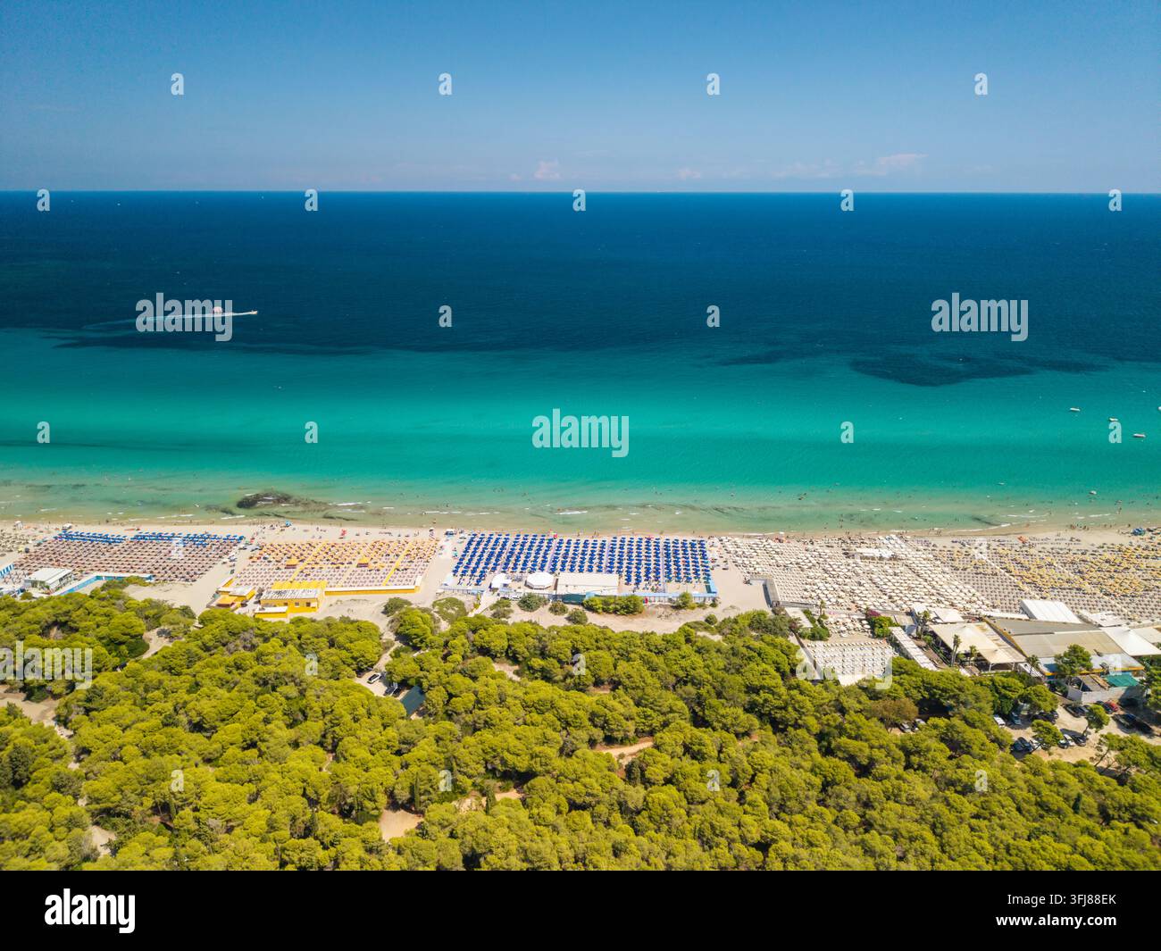 Vista aerea dell'affollata spiaggia Alimini in agosto alta stagione Foto Stock