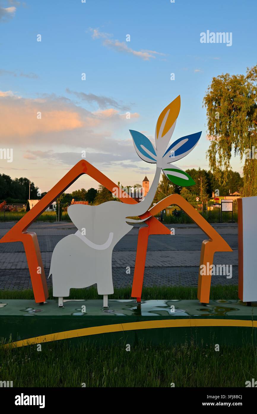 Dettaglio del logo del comune di Radwanice con un emblema di elefante e casa al tramonto Foto Stock