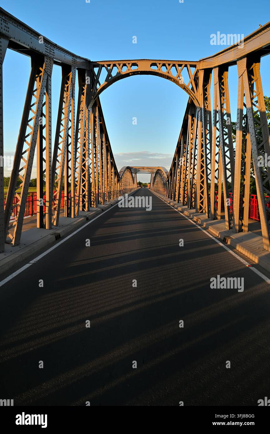 Prospettiva simmetrica della strada e del portale a traliccio in acciaio del ponte di Scinawa Foto Stock