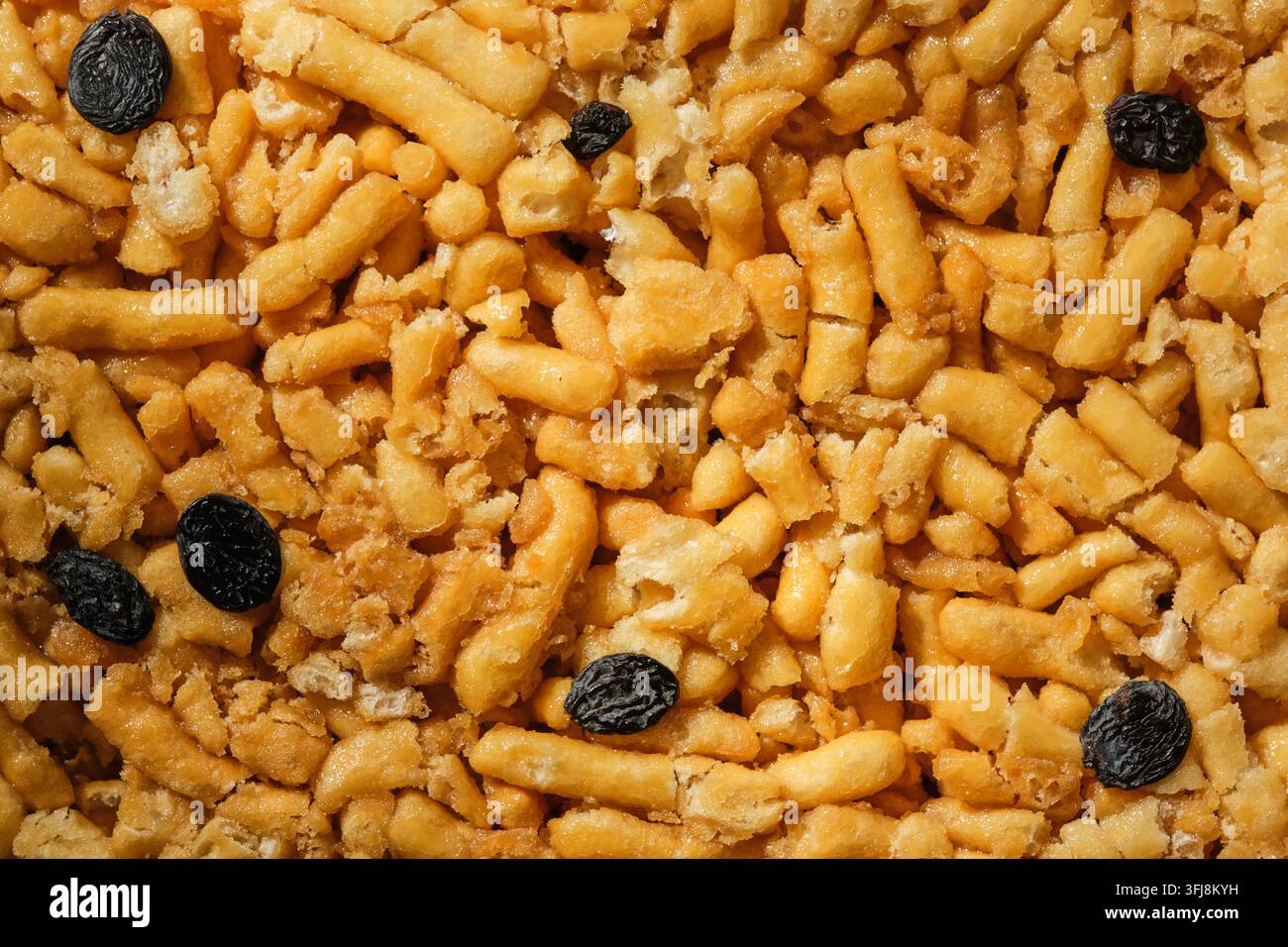 Sfondo a trama di dolce tradizionale pasticceria tatara chak chak decorato con uvetta scura e dolce Foto Stock