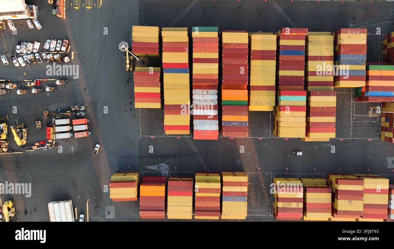 Veduta aerea dall'alto dei container in un porto di spedizione negli USA. Tema di trasporto e logistica del terminale marittimo, Filadelfia, Pennsylvania. Foto Stock
