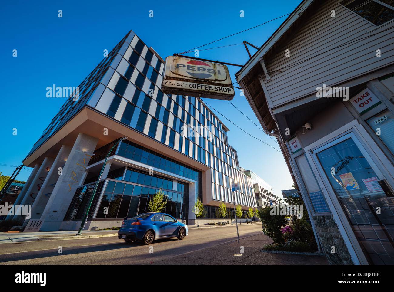 Insegna vintage consumata di Pepsi al Lauras Coffee Shop in contrasto con l'architettura moderna dei grattacieli a Vancouver, British Columbia, Canada. Foto Stock