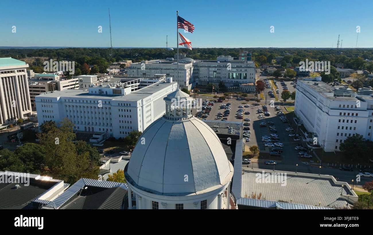 Cupola del Campidoglio dello Stato dell'Alabama a Montgomery AL. Orbita aerea delle bandiere degli Stati Uniti e dell'Alabama. Casa storica degli Stati Confederati d'America. Foto Stock