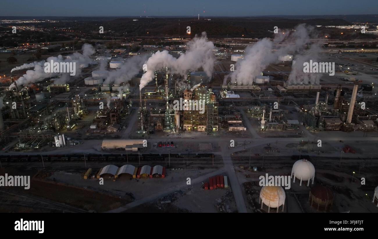 Raffineria di petrolio e gas a Tulsa, Oklahoma, USA. Veduta aerea notturna. Tema dell'impronta di carbonio dei combustibili fossili. Foto Stock