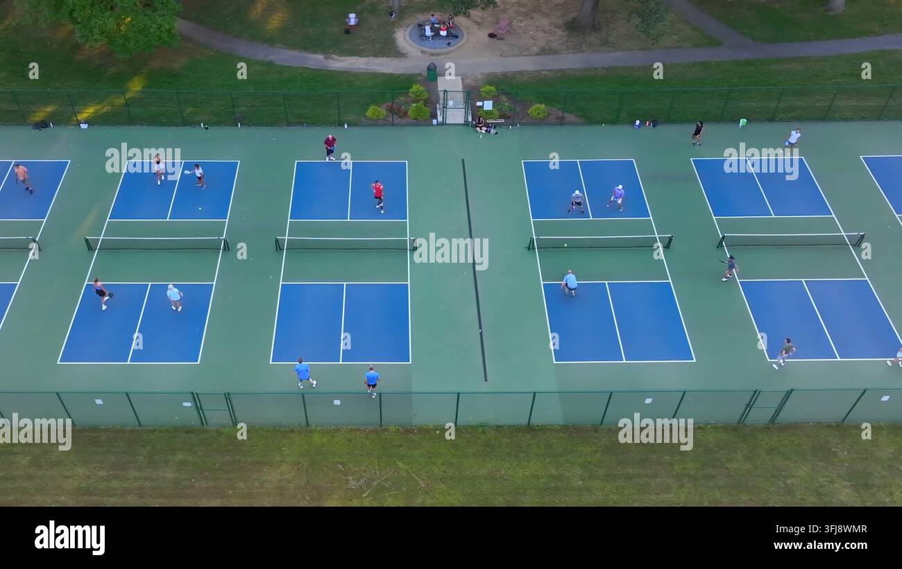 Campi da pickleball affollati durante un torneo amichevole. Ripresa aerea da un camion. Vista dall'alto angolata. Doppio di pickleball, West Lampeter Township, Pennsylvania Foto Stock