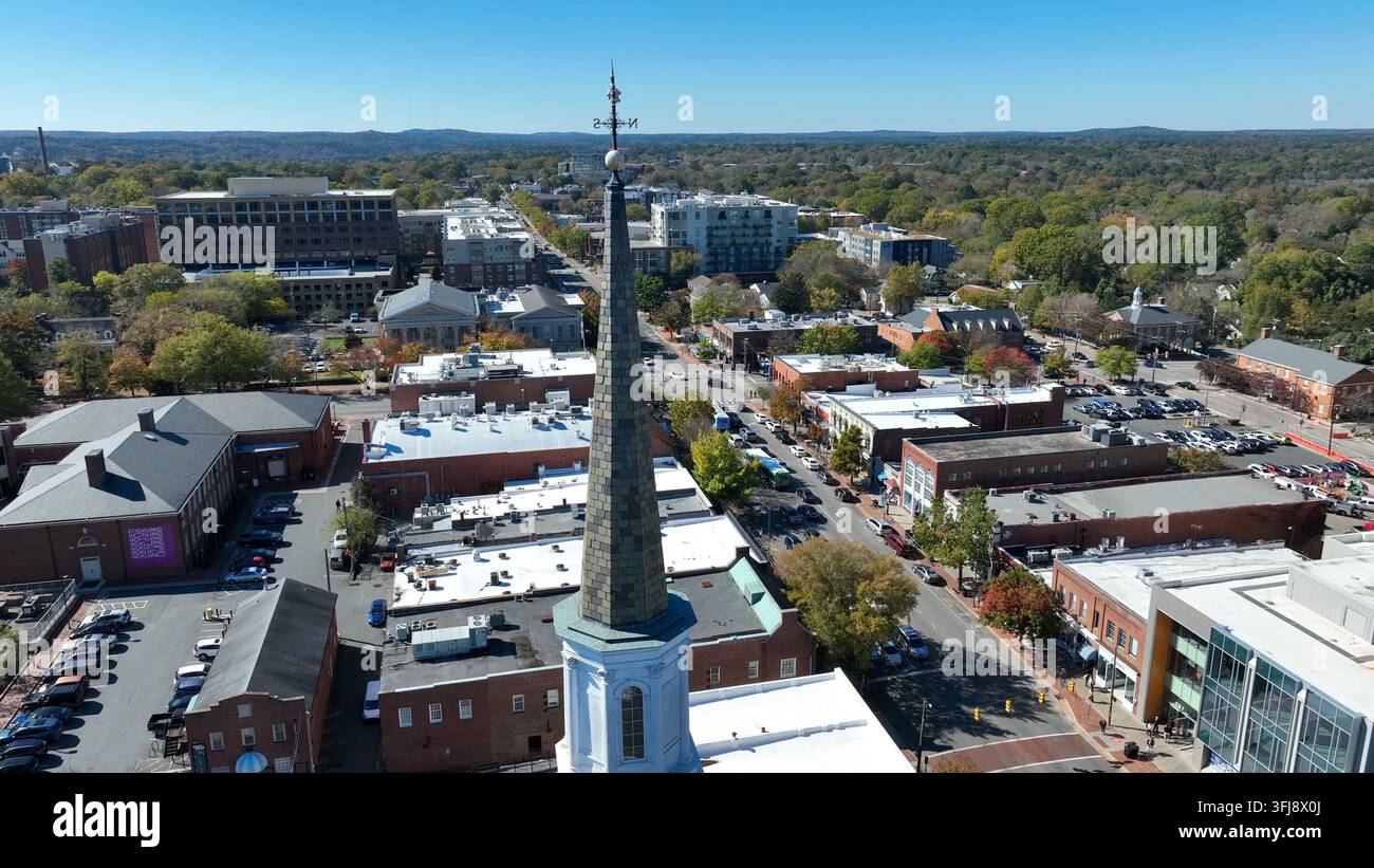 Ripresa aerea di Chapel Hill, North Carolina. Orbita attorno al campanile della chiesa sulla strada principale in una città universitaria degli Stati Uniti. Foto Stock