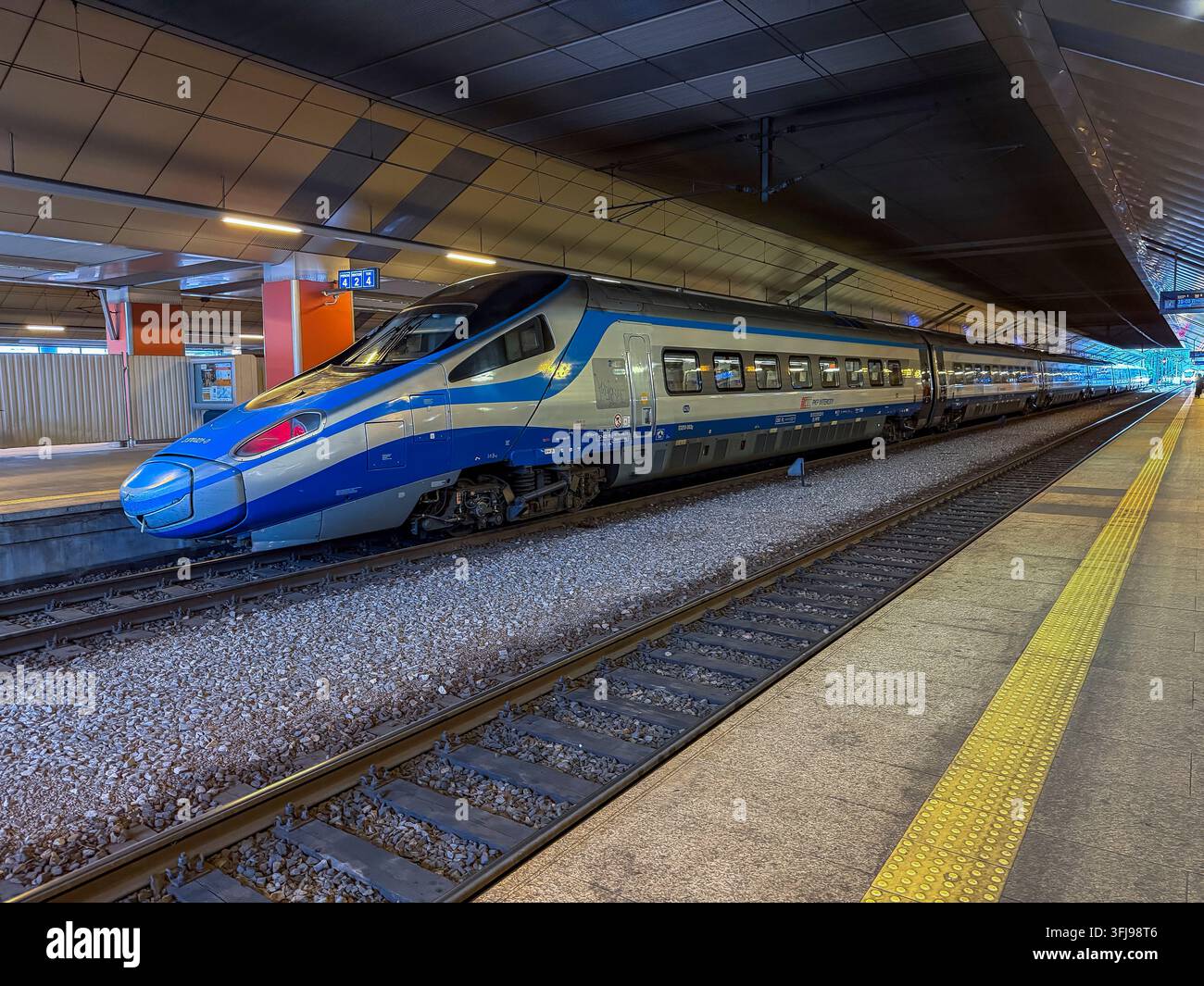 Cracovia, Polonia, Viste grandangolari all'interno della stazione centrale, "Krakow Glowny", Treno ad alta velocità Foto Stock