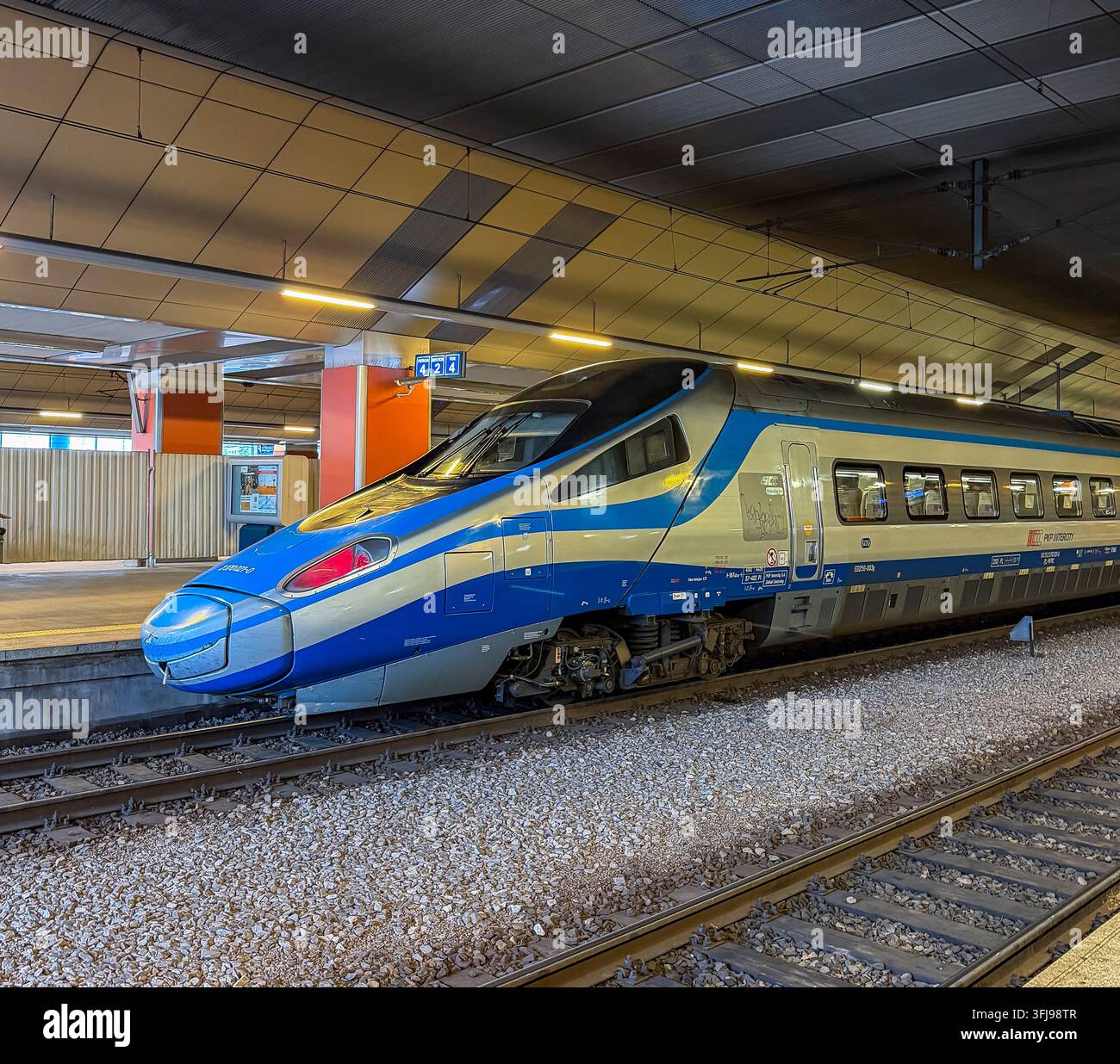 Cracovia, Polonia, Viste grandangolari all'interno della stazione centrale, "Krakow Glowny", Treno ad alta velocità Foto Stock