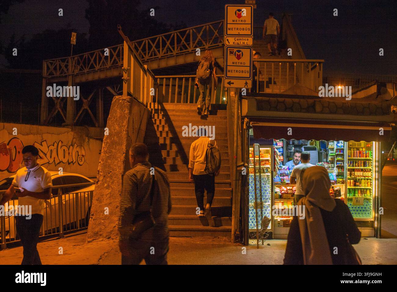 12 settembre 2025, Istanbul, Turchia — Persone che tornano a casa attraverso la città di notte. Foto Stock