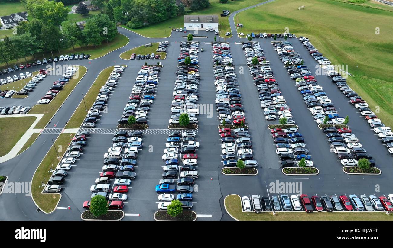 Parcheggio completo durante un servizio religioso in America. Mega chiesa moderna con capacità massima di auto, Warwick Township, Pennsylvania. Foto Stock