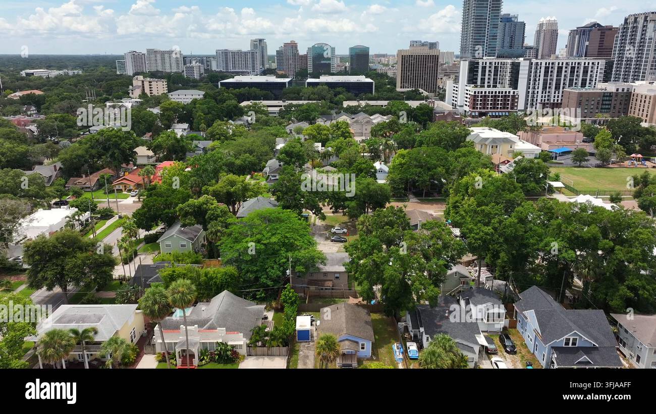 Area residenziale di nobili con il centro di una metropoli americana sullo sfondo. Ripresa aerea inclinata verso l'alto, ripresa ampia, Orlando, Florida. Foto Stock