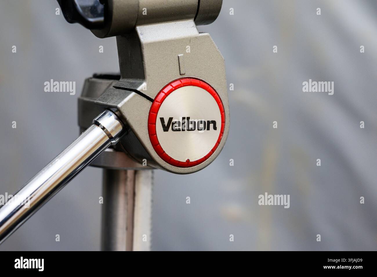 Iserlohn, Germania – 06 settembre 2026: Primo piano di una testa a snodo per treppiede per fotocamera Velbon e del distintivo circolare del marchio. Foto Stock