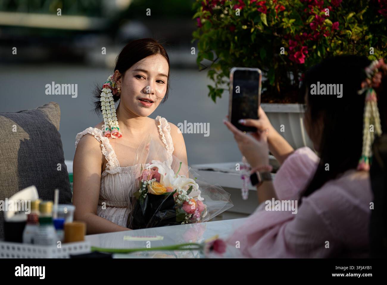 BANGKOK, THAILANDIA, 19 SETTEMBRE 2026: Visitatori partecipano al Festival dei Fiori di Bangkok 2026 presso Yodpiman River Walk nel distretto del mercato dei fiori Pak Khlong Talat lungo il fiume Chao Phraya. Il festival inaugurale, organizzato da Awakening e Yodpiman River Walk, comprende mostre floreali, esposizioni d'arte, laboratori, mercati e attività legate al cibo. L'evento di 10 giorni si svolge dal 18 al 27 settembre. Foto di Watsawat Koktabtim / JNA Press. (Foto di Watsawat Koktabtim/JNA Press tramite Nexpher Images) Foto Stock