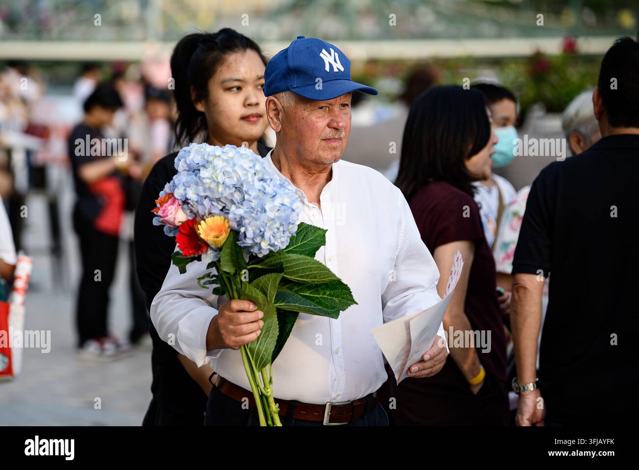 BANGKOK, THAILANDIA, 19 SETTEMBRE 2026: Visitatori partecipano al Festival dei Fiori di Bangkok 2026 presso Yodpiman River Walk nel distretto del mercato dei fiori Pak Khlong Talat lungo il fiume Chao Phraya. Il festival inaugurale, organizzato da Awakening e Yodpiman River Walk, comprende mostre floreali, esposizioni d'arte, laboratori, mercati e attività legate al cibo. L'evento di 10 giorni si svolge dal 18 al 27 settembre. Foto di Watsawat Koktabtim / JNA Press. (Foto di Watsawat Koktabtim/JNA Press tramite Nexpher Images) Foto Stock