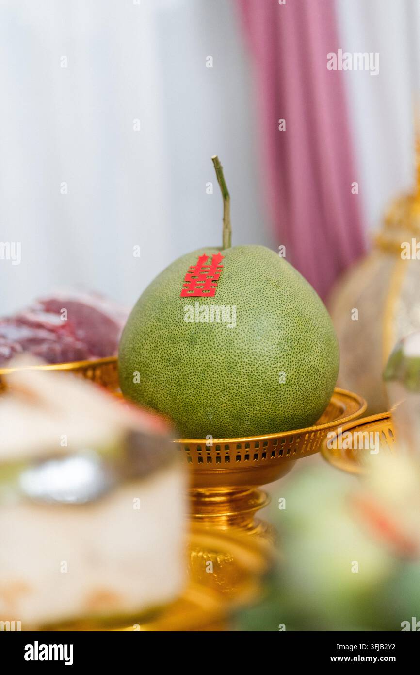 Frutta Pomelo tradizionale con simbolo di Doppia Felicità per il matrimonio Foto Stock