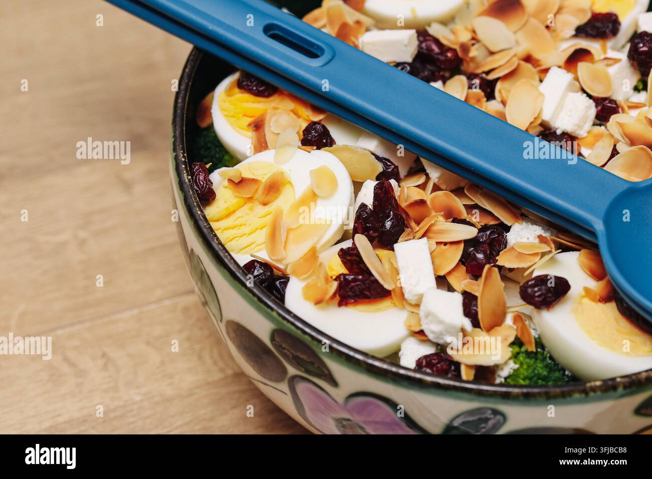 Insalata fresca con uova sode, mandorle tostate e frutta secca. Sfondo alimentare per un pasto sano, pranzo nutriente, proteine, verdure e una dieta equilibrata. Foto Stock